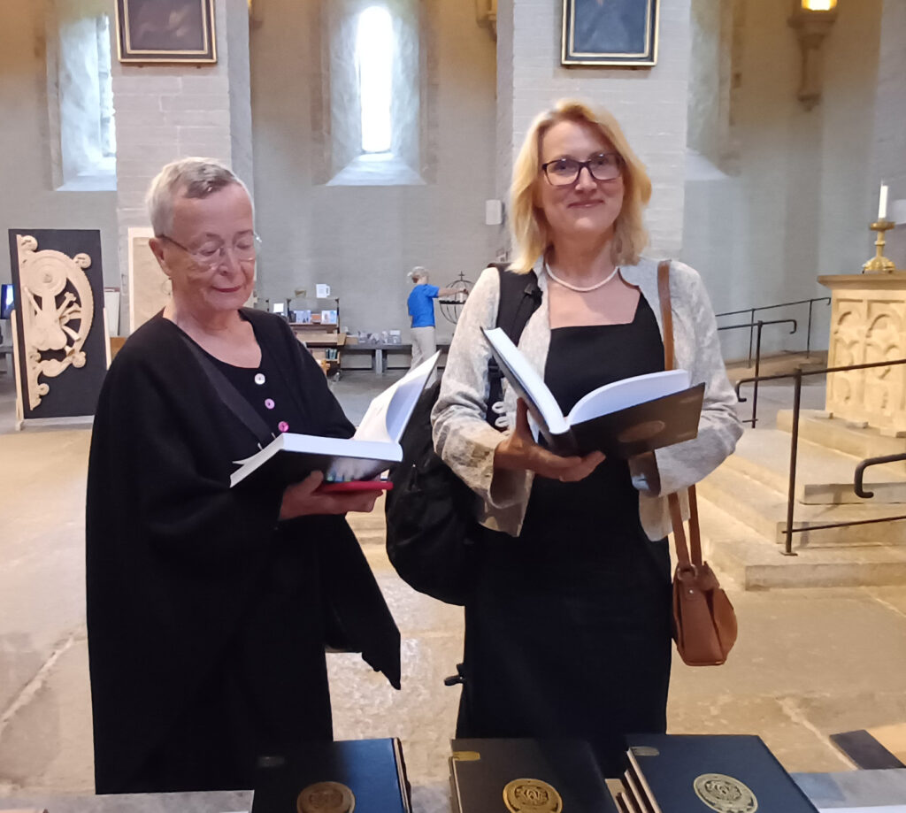 Två kvinnor studerar en bok