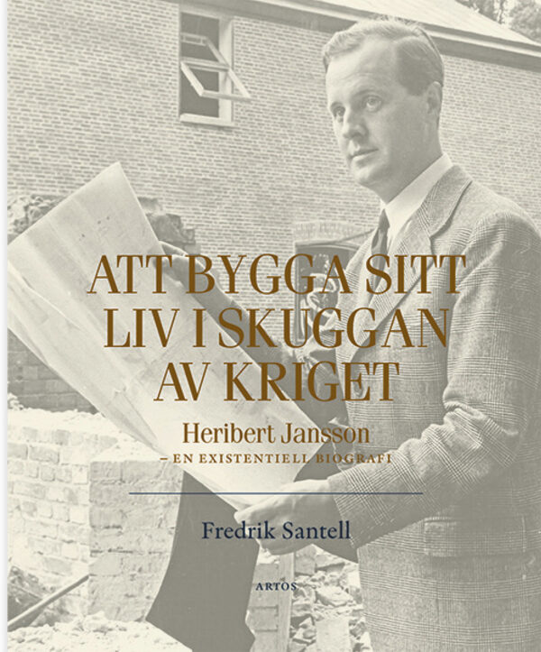 En svartvit bild med en man som håller i en tidning